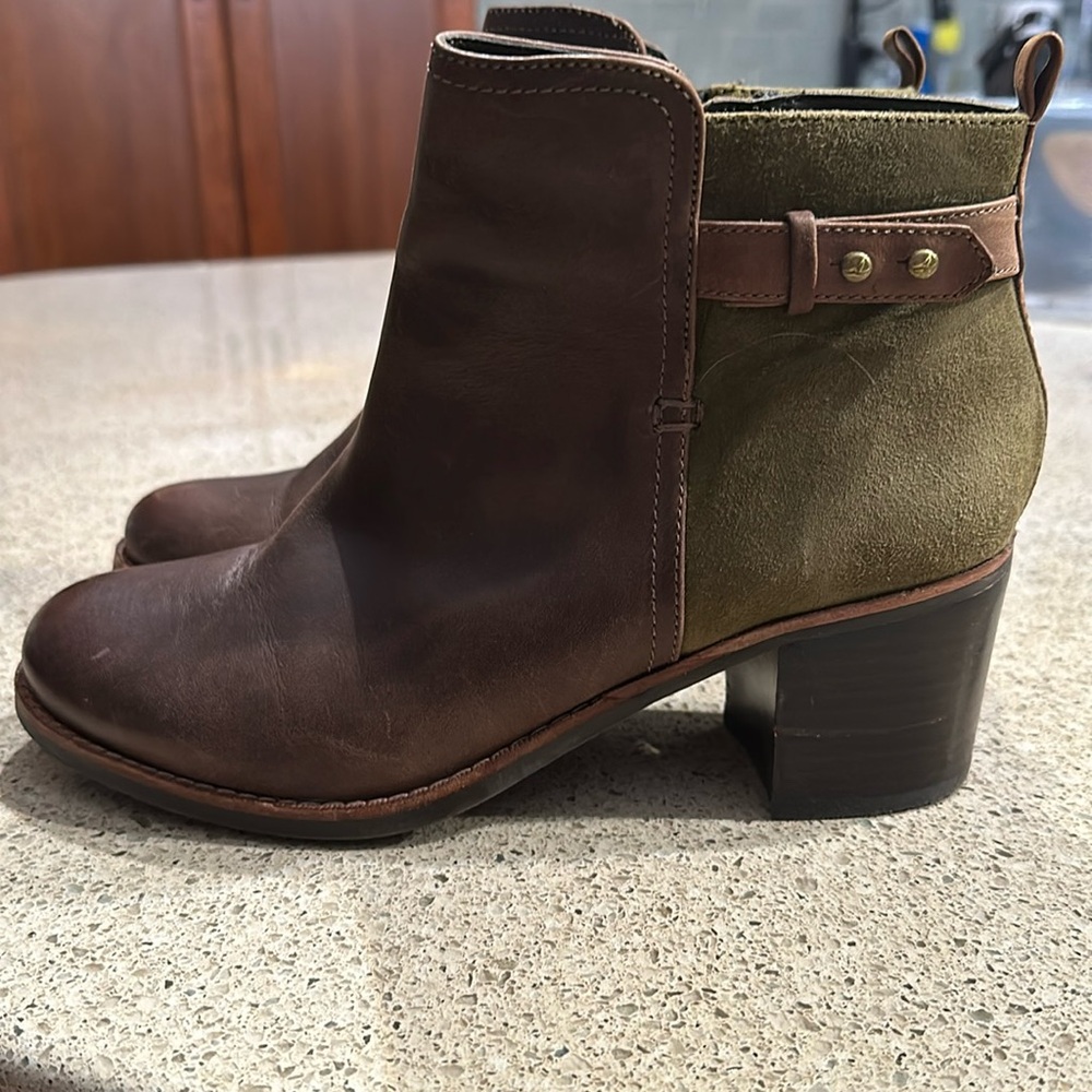 RARE!! Two tone Sperry Leather and Suede booties!